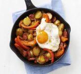 Chuleta, pimientos, chorizo, huevo, patatas