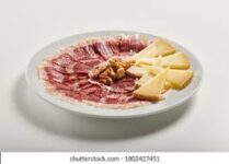 Plato de jamón con queso